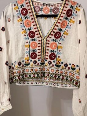 Zara White Long-Sleeve Embroidered V-Neck Blouse with Multicolor Floral Motifs